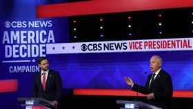 美國民主黨副總統候選人華茲與共和黨對手范斯（JD Vance）於美東時間今晚9時（台灣時間2日上午9時）進行2024年大選唯一一場副總統辯論。（圖／路透社／達志影像）

