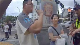 ▲中國遊客在西門町搶「光復香港」旗幟。（圖／翻攝畫面）