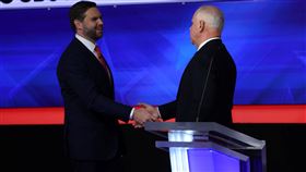 范斯（左）與華茲（右）在辯論開始時握手致意。（圖／路透社／達志影像）