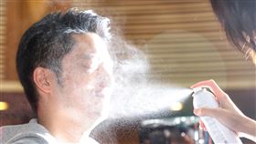 蔣萬安與北市議員參選人合拍形象照（3）國民黨台北市長參選人蔣萬安（左）21日上午前往台北市議會，與黨籍議員參選人合體拍攝形象照，拍攝前，化妝師幫蔣萬安噴保濕定妝。中央社記者王飛華攝  111年6月21日