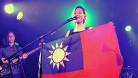 張懸曾在演出時秀出國旗。（圖／取自徐宜安 Yi-An Hsu/ Official Manchester Business School）