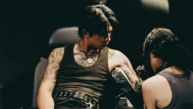 PIZZALI在新歌MV邀刺青師女友入鏡。（圖／龍大謝音樂 提供）