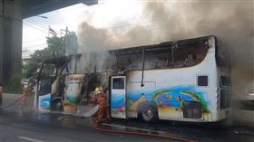 泰國遊覽車嚴重火燒車！車上44名師生「25人下落不明」（圖／翻攝自泰國消防隊臉書）