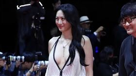 金秀賢性感深V現身釜山影展。（圖／翻攝自starnews1）