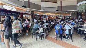 颱風假民眾湧入百貨 美食街滿座颱風山陀兒逼近，全台各縣市停班停課，環球購物中心Global Mall新北中和店美食街湧進用餐人潮。（Global Mall提供）中央社記者曾智怡傳真 113年10月2日