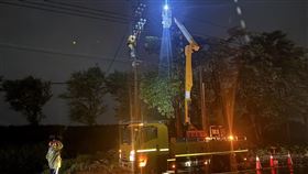 台電累計已動員逾17,000人次進行搶修，盡快為民來電。圖為鳳山區處同仁今（2）日晚間赴高雄市大寮區進行電桿斷線修復作業。（圖／台電提供）