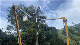 台電累計已動員逾17,000人次進行搶修，盡快為民來電。圖為北北區處同仁於今（2）日上午於台北市士林區新安路進行電桿斷線修復作業。。（圖／台電提供）