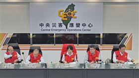 內政部長劉世芳主持中央災害應變中心工作會報。（圖／消防署提供)