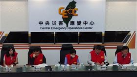 中央災害應變中心指揮官、內政部長劉世芳今（2）日晚間主持第12次工作會報。（圖／消防署提供)