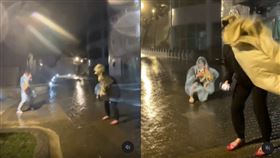 中國文化大學學生在校內行走「狂被雨衣巴臉」。（圖／翻攝自Threads）