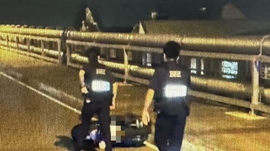 凌晨騎車自撞中科陸橋分隔島！她命危送醫