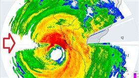 鄭明典：小心囉，這片強降雨區即將影響陸地。（圖／翻攝自鄭明典臉書）