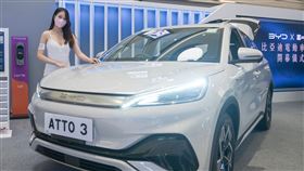 比亞迪登全球電動車龍頭  但特斯拉淨利是其7倍中國電動車龍頭比亞迪今年前3季已賣出117萬輛車，超越特斯拉成為全球電動車銷售冠軍。不過陸媒29日指出，特斯拉的淨利是比亞迪近7倍。圖為9月23日，比亞迪在香港舉辦車展。（中新社提供）中央社 111年10月29日