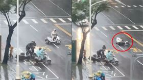 有6名機車騎士被狂風狠掃，摔車倒地不起，畫面驚悚。（圖／翻攝自記者爆料網）
