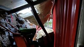 破洞下方也嚴重凹陷。（圖／翻攝自瑞芳大小事）