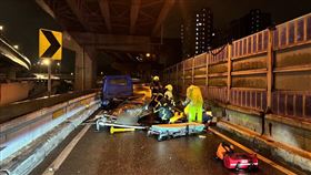 水源快速道路自撞。（圖／翻攝畫面）