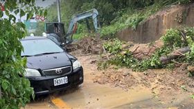 公所調派鏟土機來試圖暢通道路。（圖／翻攝畫面）