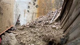 ▲基隆仁四路一民宅，半夜擋土牆被土石流沖垮，大量土石沖毀陽台、屋內廚房。（圖／翻攝畫面）
