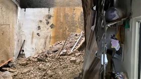 ▲基隆仁四路一民宅，半夜擋土牆被土石流沖垮，大量土石沖毀陽台、屋內廚房。（圖／翻攝畫面）

