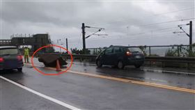 台2線石城車站前「巨石砸落」超驚悚！慘卡北上車道　現場畫面曝光了。（圖／翻攝畫面）