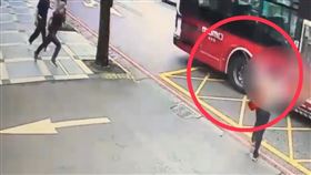 風切效應造成張女走在人行道時重心不穩。（圖／警方提供）