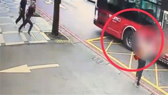 山陀兒大發威！新店女遭強風吹倒險被車碾