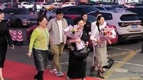 伊能靜（前排右起）與婆婆及老公秦昊（後排左３）捧花紅毯進餐廳（圖／翻攝文娛社長微博）