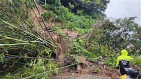 ▲基隆瑞工隧道往平交道方向今（3日）上午約7時許發生土石流。（圖／翻攝自記者爆料網）