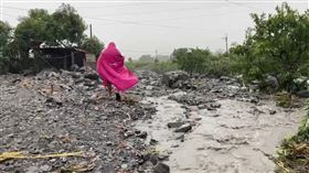 台東太麻里沙崙溪溢堤  土石恐流入街道台東縣太麻里大王村往金針山旁沙崙溪2日晚間發生溢流，3日上午洪水挾帶土石淹沒產業道路及附近釋迦園，如降雨持續，恐波及到太麻里街道。中央社記者盧太城台東攝  113年10月3日
