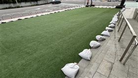 基隆市府防颱  表藝中心人工草皮四周堆沙包颱風山陀兒進逼，基隆市政府在表演藝術中心前廣場的人工草皮四周以沙包重壓防颱，以防草皮遭強風吹掀。（鄭文婷提供）中央社記者王朝鈺傳真 113年10月2日