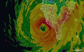 「台灣颱風論壇｜天氣特急」 今（3）天上午10時30分許發文寫下【眼牆侵襲，高雄港破紀錄17級強風】。（圖／翻攝自台灣颱風論壇）