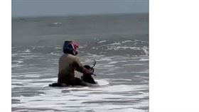 男子海上騎車　（圖／翻攝自Threads＠buildingseededicatedaccount）