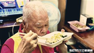 罹癌爺靠撈野蝦度日　終於吃到便當笑了