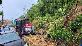 新北瑞芳邊坡滑落  公所緊急搶修