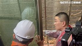 謝國樑親自到民宅進行視察，並與現場人員討論災害狀況。
