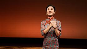 方文琳（左）在舞台劇《時光の手箱：我的阿爸和卡桑》臺北場演出時，中氣十足斥責飾演兒子的蔭山征彥（右），完全看不出剛罹癌復原。（圖／財團法人影想文化藝術基金會提供）