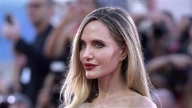 第81屆威尼斯影展開幕，「裘莉」安潔莉娜裘莉。（圖／美聯社／達志影像）