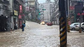 基隆東信路淹水。（圖／翻攝自臉書基隆人大小事）