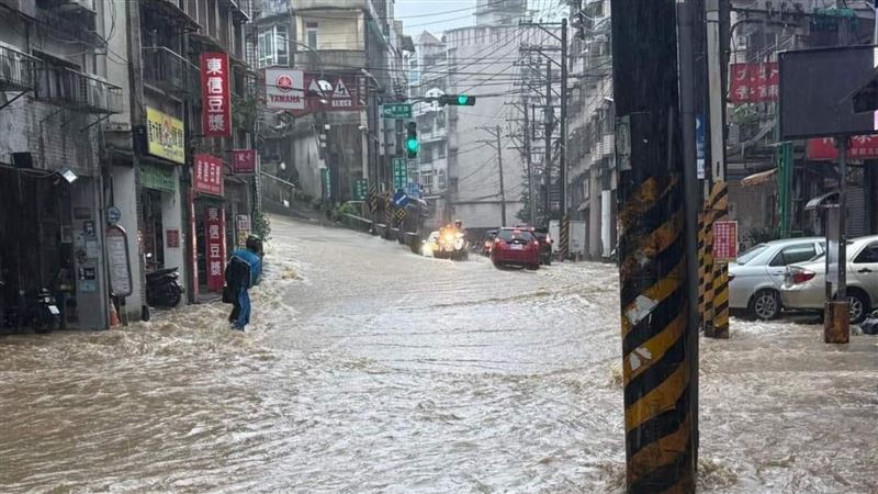 基隆東信路水淹小腿　馬路慘變整片黃河
