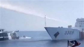 越南漁民日前在南海西沙群島附近捕魚時，驚傳遭到中國海警船襲擊洗劫，導致10多名漁民被鐵棍毆打受傷骨折，就連價值台幣64萬元的漁獲、設備也全被扣押。（圖／擷取自微博）