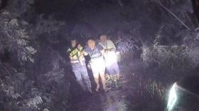 高雄7旬夫妻山路迷途陷泥潭，警員冒雨救援脫困。（圖／翻攝畫面）