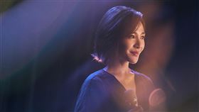 梁文音MV一人分飾歌者與聽者兩角，憶起人生第一塊「加油板」感動淚崩。（圖／環球音樂提供）