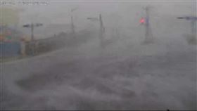 小港林園區延海路積水雖只有幾公分，但強風狂灌下水掀起大浪，路面變成海面。（圖／翻攝自高雄好過日臉書）