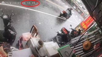 牌樓倒塌瞬間曝光！騎士6秒躲死神