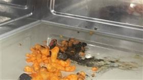 大學生將奇多拿去超商微波爐加熱。（圖／取自爆料公社）