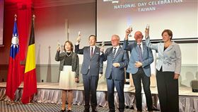 駐歐盟代表處國慶酒會 歐洲政要出席致賀駐歐盟兼駐比利時代表處2日晚間舉行國慶酒會，約300名外賓出席，駐歐盟代表李淳伉儷（左2及左1）、歐洲議會友台小組主席蓋勒（中）、前比利時國會議員達爾曼（右2）、比利時國會外交委員會主席范荷芙（右1）共同舉杯誌慶。中央社記者田習如布魯塞爾攝  113年10月3日