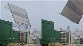 位於小港餐旅學校附近住家屋頂被一陣猛烈強風掀飛，秒變血滴子射向鄰宅解體碎片化。（圖／翻攝自記者爆料網畫面）
