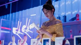 陸夏成為撩妹女王，展現各種把妹技巧。（圖／紅杉娛樂提供）