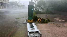 黃捷在臉書貼照發文提醒，高雄出現強勁陣風，請大家務必待在室內或堅固建築物中，不要外出、非常危險。（圖／翻攝自黃捷臉書）