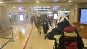 ▲基隆長庚醫院傳出火警，13樓頂樓管道間不斷冒出白煙。（圖／翻攝畫面）
